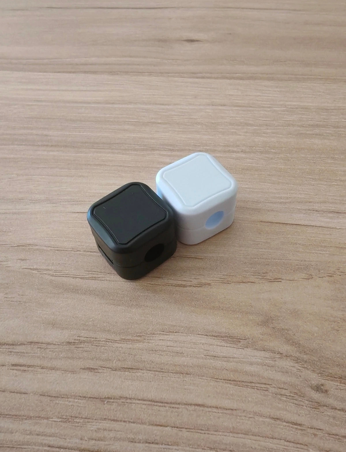 Clip magnétique range câble / Organisateur de câbles